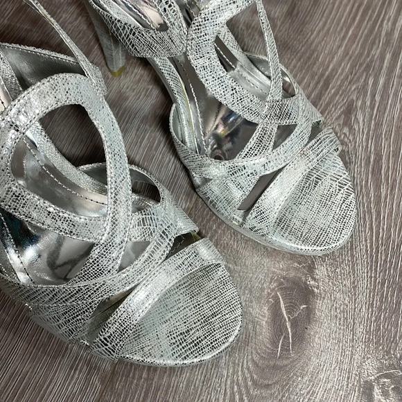 NWOT Kenneth Cole Reaction Silver Rise Guy Strappy Slingback Heels Sandals 8.5 - Picture 6 of 14